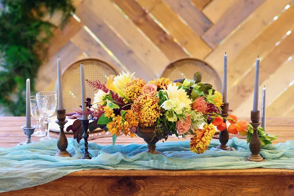 Bruiloft decoraties. Een boeket van bloemen op tafel, kaarsen, — Stockfoto