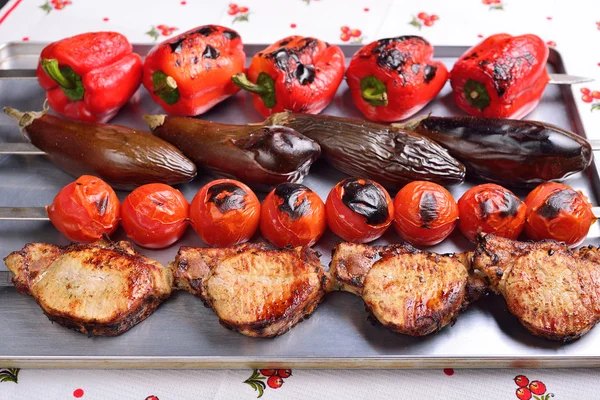 Vegetables and meat cooked on the grill. Barbecue. — Stock Photo, Image