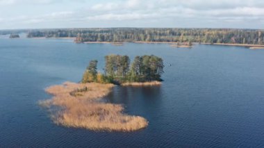 İnsansız hava aracı, Rusya 'nın Karelia kentindeki Vuoksa Gölü' ndeki güzel bir sonbahar gölü üzerinde uçuyor.