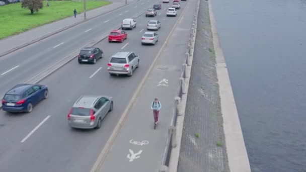 Chlap Jezdí Elektrickém Skútru Podél Náspu Silnice Dopravní Zácpy — Stock video