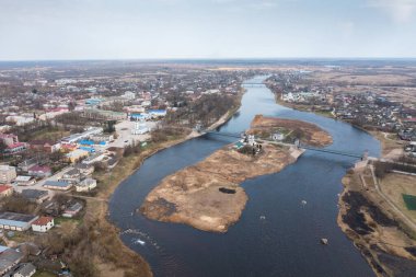 Pskov bölgesinin Ostrov kentindeki Velikaya nehrindeki eşsiz bir köprü ve bir adanın insansız hava aracı görüntüsü. Bölgesel Rusya Turizm Merkezi.