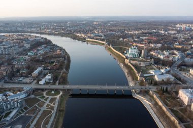 Pskov 'un merkez kısmının hava görüntüsü, Rusya' ya hoş geldiniz, Rus şehrinin turizm merkezi..