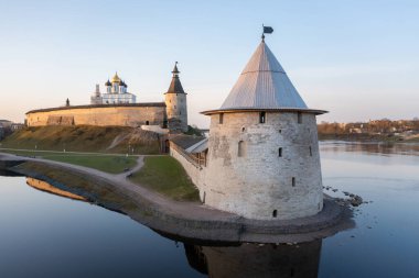 Pskov 'un başlıca ilgi alanları, bir Rus şehri, bir turizm merkezi. Pskov Kremlin, Velikaya nehri. Gün doğumu.