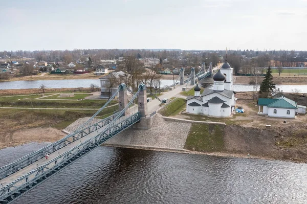 普斯科夫地区奥斯特洛夫镇著名的链桥和圣尼古拉斯教堂 俄罗斯各地区的旅游胜地 — 图库照片