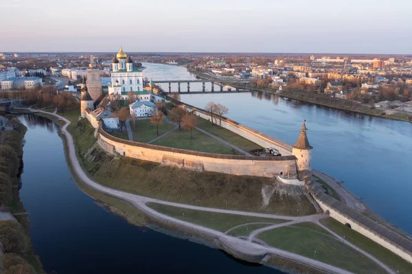 Velikaya River View Pskov Kremlin Trinity Cathedral — Stock Photo, Image