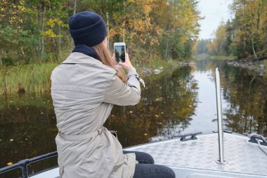 Genç bir kız, Karelia Cumhuriyeti 'nin doğal bir simgesi olan Ladoga skerries boyunca seyahat eder. Rusya 'nın kuzey doğası. Rusya 'da seyahat kavramı.