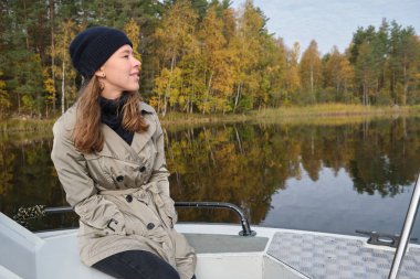Genç bir kız, Karelia Cumhuriyeti 'nin doğal bir simgesi olan Ladoga skerries boyunca seyahat eder. Rusya 'nın kuzey doğası. Rusya 'da seyahat kavramı.