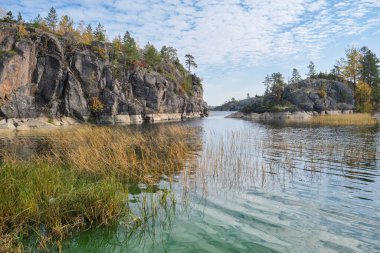 Rusya, Karelia Cumhuriyeti, doğal cazibe Ladoga göl kıyısında dalgalanmalar, parlak sonbahar ormanı..