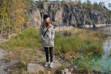 Genç bir kız, Karelia Cumhuriyeti 'nin doğal bir simgesi olan Ladoga skerries boyunca seyahat eder. Rusya 'nın kuzey doğası. Rusya 'da seyahat kavramı.