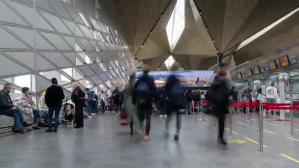 Petersburg Uluslararası Havalimanı Pulkovo Yolcu Kayıt Gişelerinin Yakınındaki Zaman Atlaması — Stok video