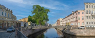 Kanalları, tarihi binaları ve güzel mimarisi olan Saint Petersburg Bankası Köprüsü.