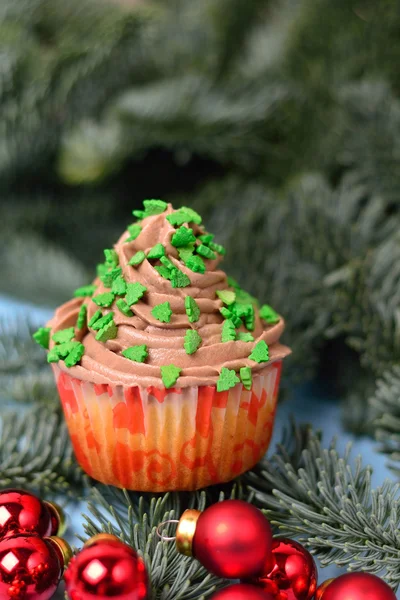 Cupcakes auf einer Tanne mit Weihnachtskugeln — Stockfoto