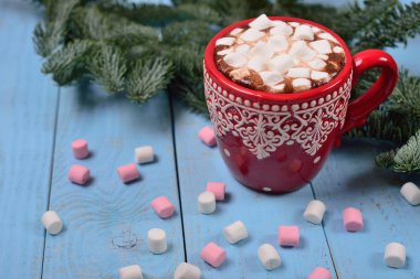 Şekerleme ve Noel ağacı ile kırmızı kahve kupa