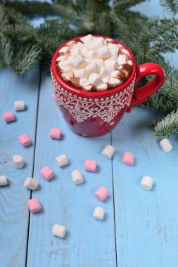 Şekerleme ve Noel ağacı ile kırmızı kahve kupa