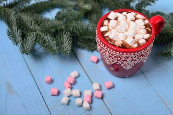 Red coffee mug with marshmallows and Christmas tree — Stock Photo, Image
