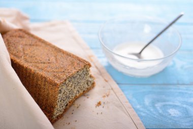 cre ile bir peçete ve cam fincan kek haşhaş tohumu ile sarılı