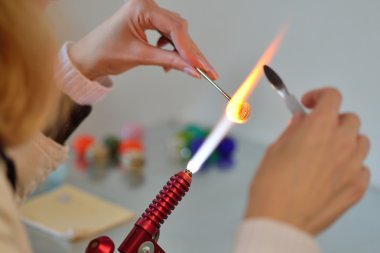 kadının elleri, erime çalışıyorum zaman cam için Araçlar