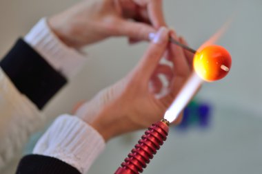 kadının elleri, erime çalışıyorum zaman cam için Araçlar