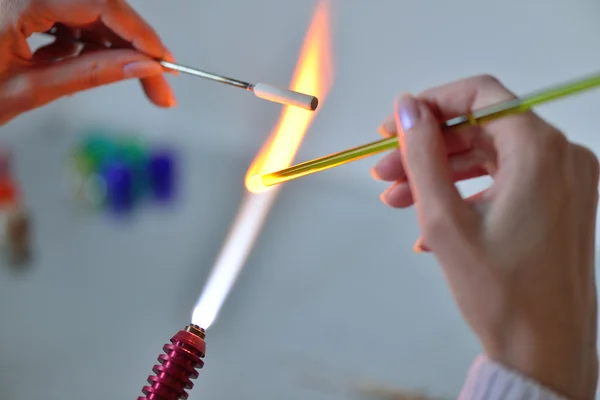 Vrouw handen met gereedschap voor glas smelten, de tijd van regiolecten — Stockfoto