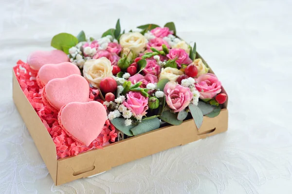 Francês macaroon em forma de coração Dia dos Namorados, a caixa com flowe — Fotografia de Stock