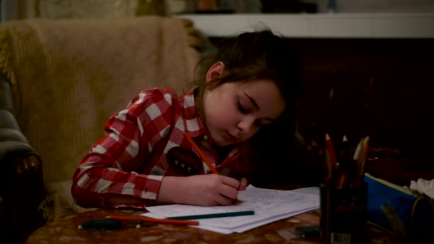 Retrato de uma menina desenhando um esboço — Vídeo de Stock