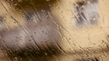 Su damlaları ve ön cam cam pencere yol yanında durdurma arabanın üzerinde yağmur akar