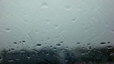 Ufuk otoyol ışıklar. Yolcu camdan vurdu. Yağmur damlaları bir sürü!