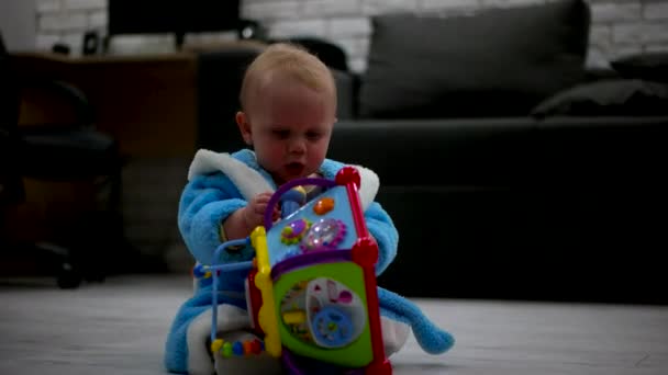 Pequeño lindo chico jugando en casa con juguete — Vídeos de Stock