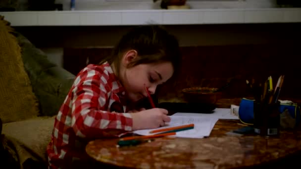 Küçük bir kız bir kroki çizim portresi — Stok video