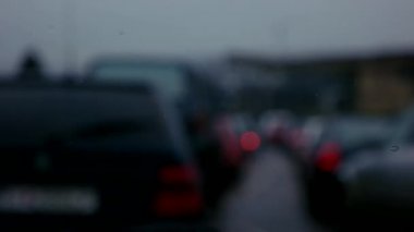 Ufuk otoyol ışıklar. Yolcu camdan vurdu. Yağmur damlaları bir sürü!