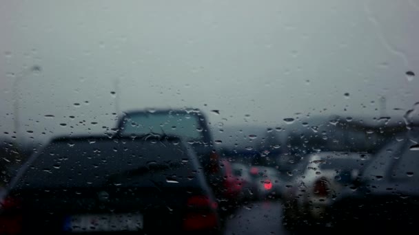 Luces de carretera desenfocadas. Disparo a través de la ventana del pasajero. Muchas gotas de lluvia ! — Vídeos de Stock