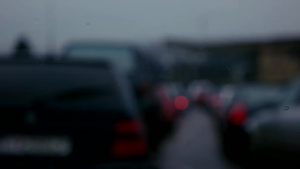Luci autostradali sfocate. Hanno sparato attraverso la finestra del passeggero. Un sacco di gocce di pioggia ! — Video Stock