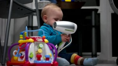 Yeni doğan çocuğun saç ile oynuyordu kurutma makinesi