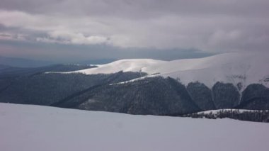 Bulutlar dağlarda hızlandırılmış