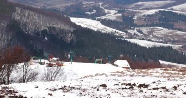 Dağ manzara ile Retro teleferik hareket dağ kadar.