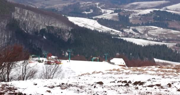 Berg landskap med the Retro Ski Lift flytta upp till berget. — Stockvideo