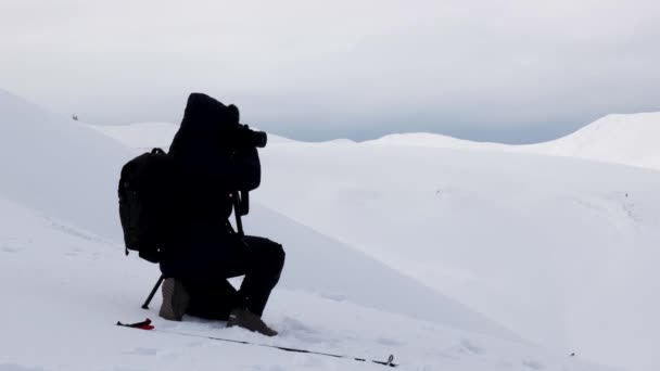 Donna prendendo paesaggio girato in montagne invernali . — Video Stock