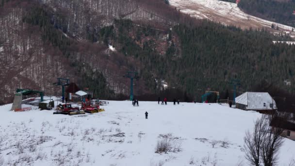 Πάροδο του χρόνου. Τελεφερίκ είναι άνθρωποι που μεταφέρουν στην κορυφή του λόφου σκι — Αρχείο Βίντεο