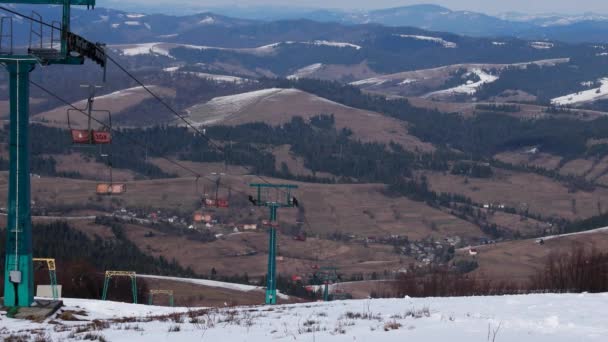 Upływ czasu od wyciągu narciarskiego i widok wiosna gór — Wideo stockowe