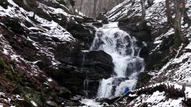 Água de fluxo rápido em uma cachoeira durante o inverno — Vídeo de Stock