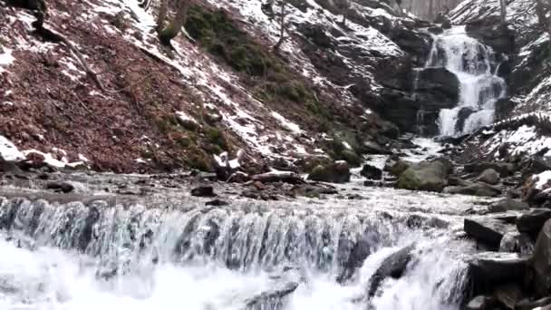 Água de fluxo rápido em uma cachoeira durante o inverno — Vídeo de Stock