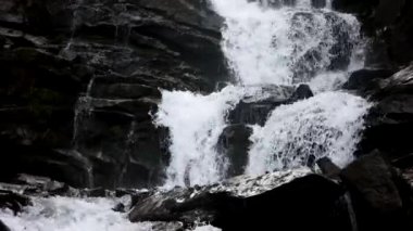 Hızlı su akan bir şelale kış aylarında