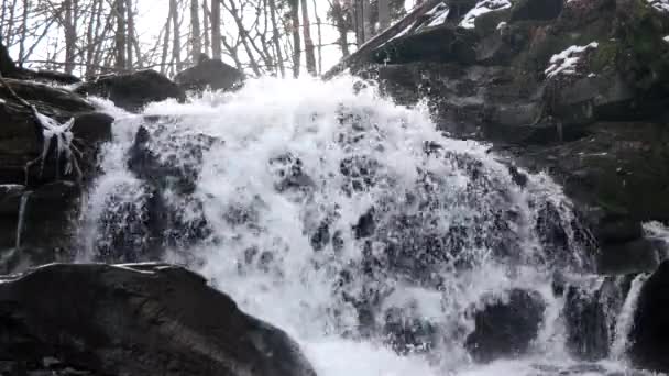 Eau qui coule rapidement dans une cascade pendant l'hiver — Video