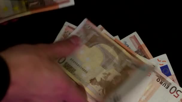 Le mani dell'uomo d'affari che contano le bollette dell'euro nell'oscurità — Video Stock