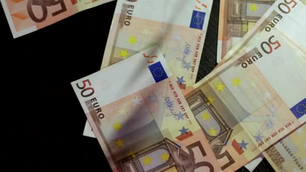 Počítání euro. Eurobankovky padají do tabulky