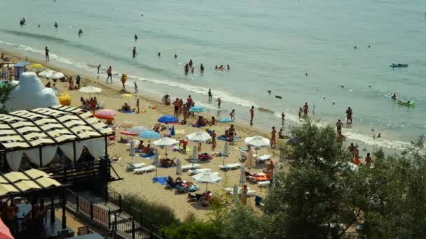 Turistas nadan en las aguas del Mar Negro — Vídeos de Stock