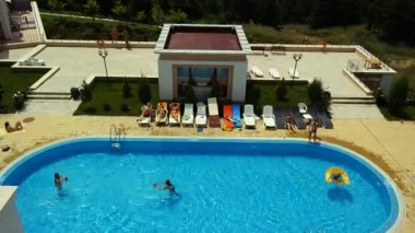 İnsanlar yakın site içinde zaman atlamalı Havuzda yüzmek