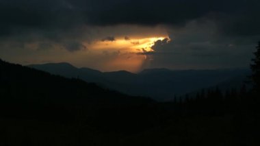 Karpat Dağları'nda Timelapse günbatımı