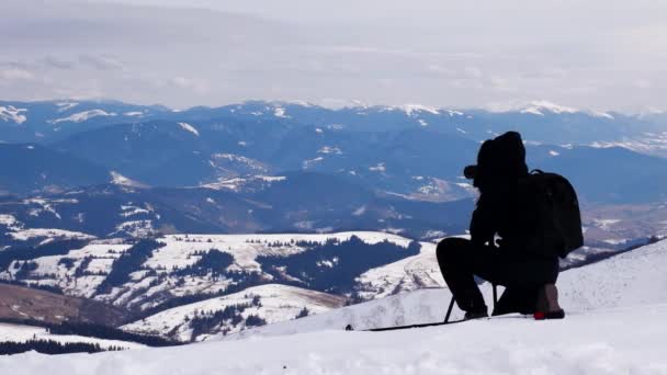 Photographe Prise de vue de paysage dans les montagnes d'hiver . — Video