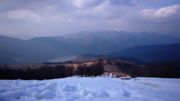 Norii se mișcă prin peisajul de iarnă cu lacul — Videoclip de stoc